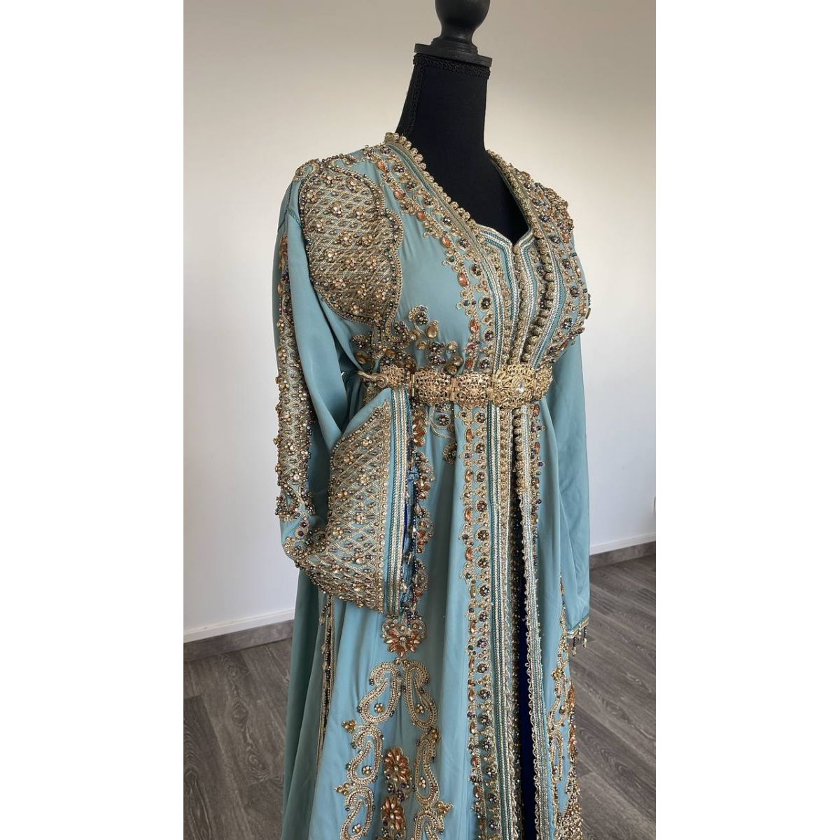 CAFTAN « AZUR ROYAL » – Bleu ciel & doré
