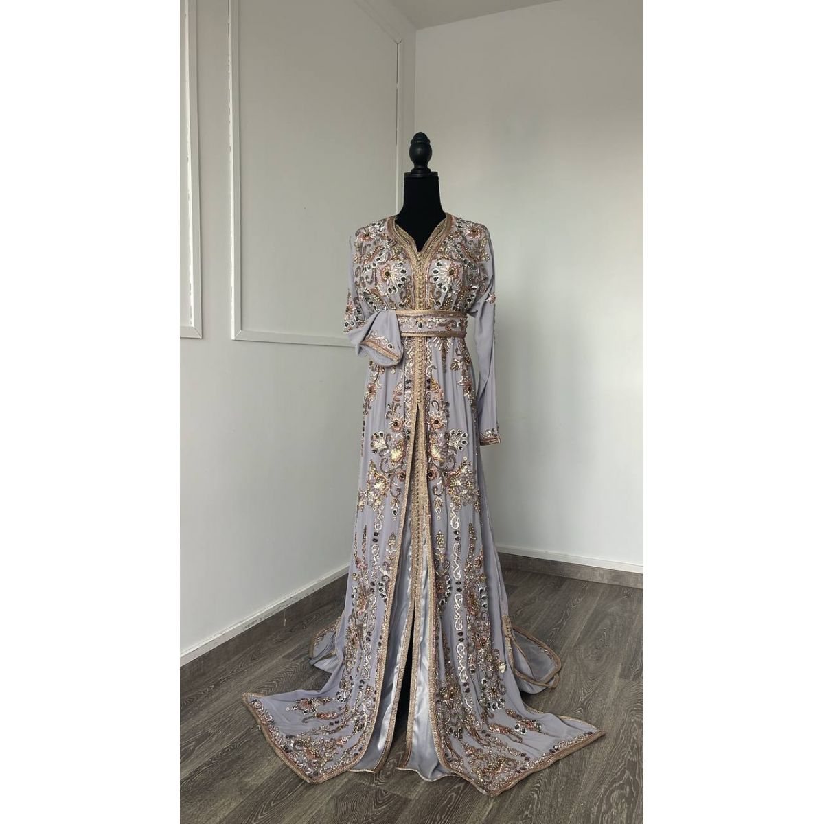 CAFTAN « PERLE IMPÉRIALE » – Gris perle & rose gold
